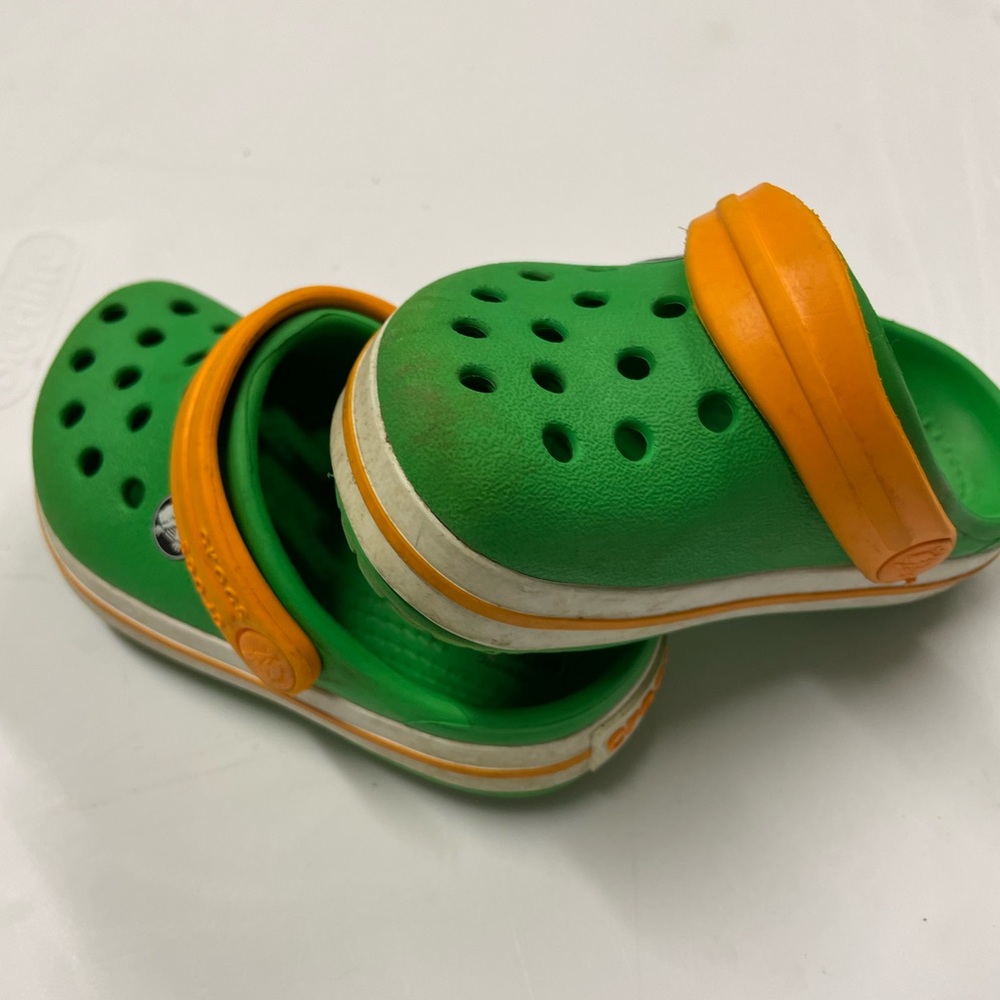 Baby/toddler crocs size 5. Can be washed easily with dishwasher or magic eraser